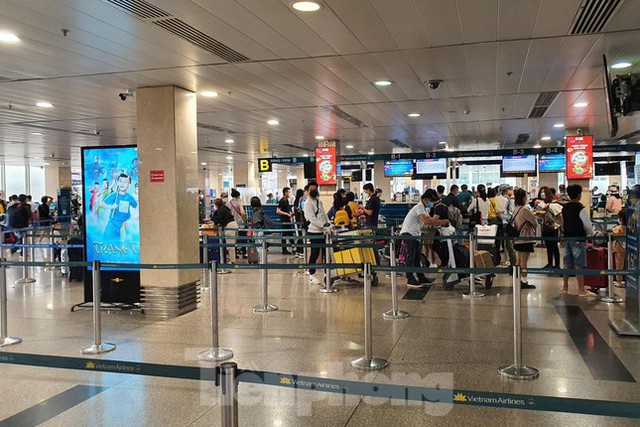 26 tháng Chạp, sân bay Tân Sơn Nhất không còn nóng hầm hập người về quê ăn Tết - Ảnh 5.