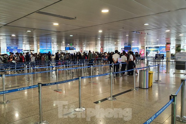 26 tháng Chạp, sân bay Tân Sơn Nhất không còn nóng hầm hập người về quê ăn Tết - Ảnh 6.