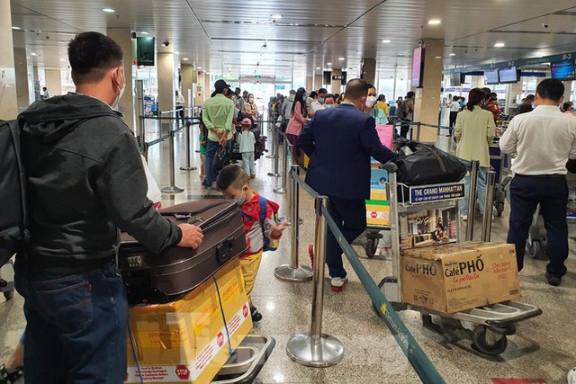 26 tháng Chạp, sân bay Tân Sơn Nhất không còn nóng hầm hập người về quê ăn Tết - Ảnh 9.