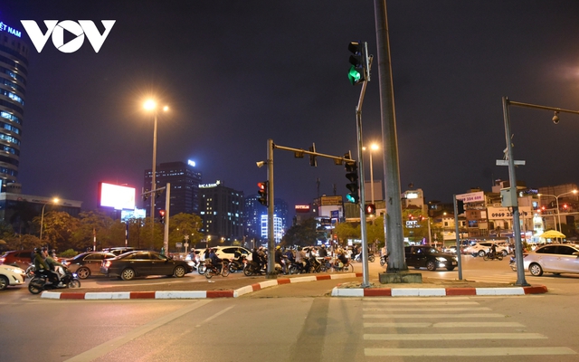 Giao thông nội đô Hà Nội cận Tết, mật độ xe cộ dày đặc nhưng không ùn tắc - Ảnh 10.