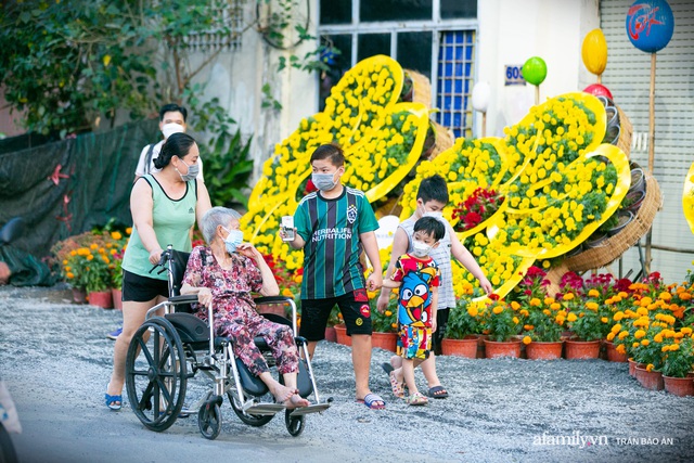 Đến hẹn hằng năm giữa Sài Gòn lại xuất hiện chợ hoa nổi, bà con miền Tây lặn lội đưa cây kiểng mong mang hương sắc Tết đến mọi nhà  - Ảnh 13.
