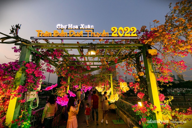 Đến hẹn hằng năm giữa Sài Gòn lại xuất hiện chợ hoa nổi, bà con miền Tây lặn lội đưa cây kiểng mong mang hương sắc Tết đến mọi nhà  - Ảnh 14.
