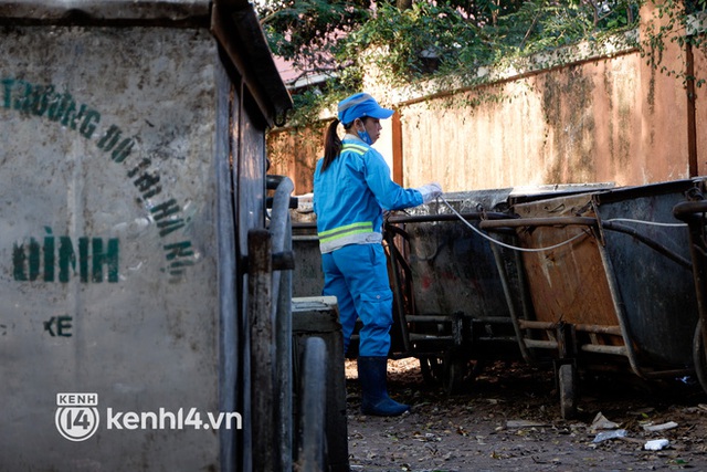 Tết ấm áp của bé trai 2 tuổi theo mẹ đi gom rác ở Hà Nội: Đón giao thừa tại phòng trọ 10m2 rồi lại tiếp tục công việc - Ảnh 5.