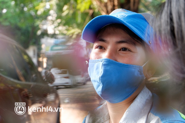 Tết ấm áp của bé trai 2 tuổi theo mẹ đi gom rác ở Hà Nội: Đón giao thừa tại phòng trọ 10m2 rồi lại tiếp tục công việc - Ảnh 8.