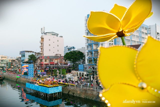 Đến hẹn hằng năm giữa Sài Gòn lại xuất hiện chợ hoa nổi, bà con miền Tây lặn lội đưa cây kiểng mong mang hương sắc Tết đến mọi nhà  - Ảnh 9.