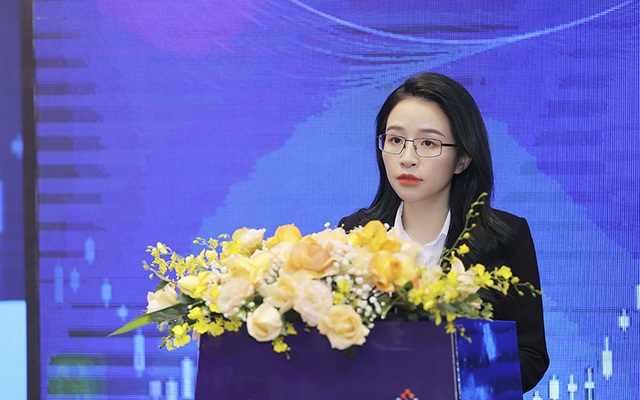 Bà Trần Thị Thu Hằng - Chủ tịch HĐQT KienlongBank tại Đại hội đồng cổ đông bất thường vào ngày 28/12/2021. Ảnh: Kienlongbank.
