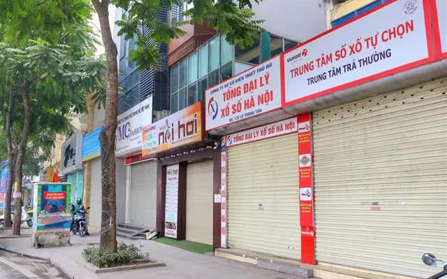 Nhiều cửa hàng kinh doanh không thiết yếu trên phố Nguyễn Tuân (quận Thanh Xuân) tạm ngừng kinh doanh. Ảnh: Tuấn Đức - TTXVN