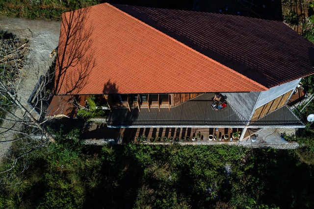 Nhà mái ngói hình lá sầu riêng của đôi vợ chồng trẻ miền Trung lên Đắk Nông lập nghiệp, đạt giải Bạc Kiến trúc Quốc gia 2021 - Ảnh 1.