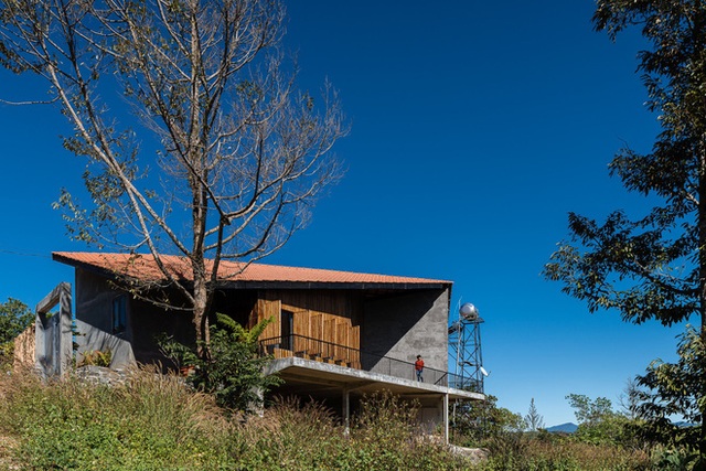 Nhà mái ngói hình lá sầu riêng của đôi vợ chồng trẻ miền Trung lên Đắk Nông lập nghiệp, đạt giải Bạc Kiến trúc Quốc gia 2021 - Ảnh 2.