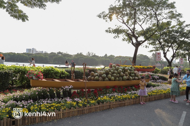 Đường hoa xuân ở phố nhà giàu Phú Mỹ Hưng đậm chất làng quê 3 miền, du khách ùn ùn đến “check in” - Ảnh 1.