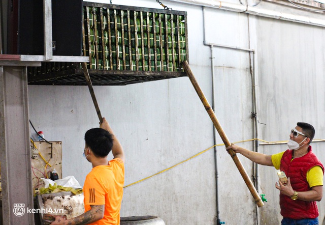 Làng bánh chưng nổi tiếng Hà Nội ngày cận Tết: Thợ gói bánh chạy đua với thời gian, chưa đầy 30 giây xong một chiếc bánh - Ảnh 12.