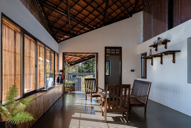 Nhà mái ngói hình lá sầu riêng của đôi vợ chồng trẻ miền Trung lên Đắk Nông lập nghiệp, đạt giải Bạc Kiến trúc Quốc gia 2021 - Ảnh 13.