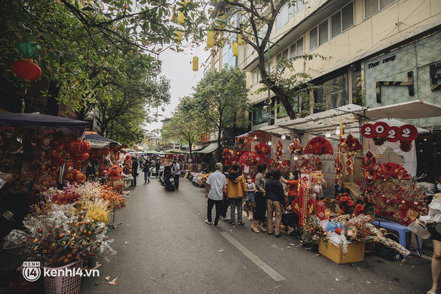 Những nơi tấp nập nhất Hà Nội ngay lúc này: Không khí Tết là đây chứ đâu! - Ảnh 14.