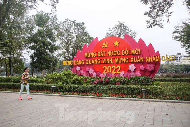  Đào bung sắc bên thảm hoa rực rỡ quanh Hồ Gươm đón Tết Nhâm Dần 2022  - Ảnh 15.