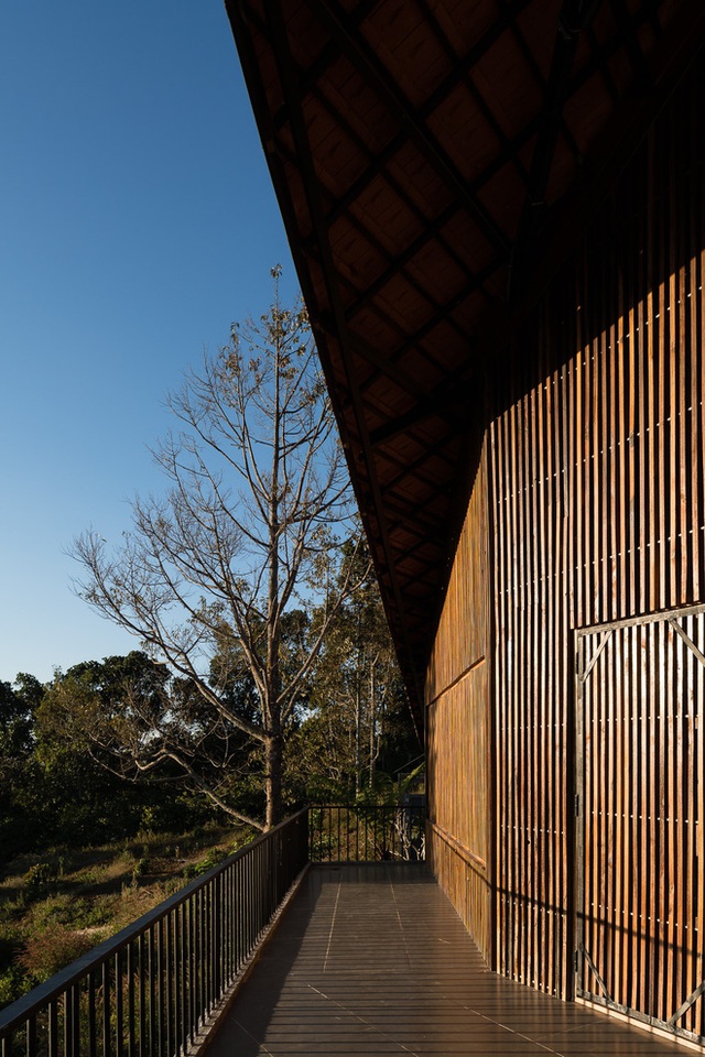 Nhà mái ngói hình lá sầu riêng của đôi vợ chồng trẻ miền Trung lên Đắk Nông lập nghiệp, đạt giải Bạc Kiến trúc Quốc gia 2021 - Ảnh 16.