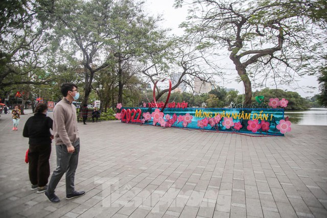  Đào bung sắc bên thảm hoa rực rỡ quanh Hồ Gươm đón Tết Nhâm Dần 2022  - Ảnh 16.