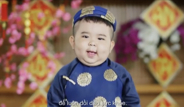 Bé trai mũm mĩm đóng quảng cáo Tết: 4 tuổi đã rất nổi tiếng, nghe giá cát-xê mới choáng - Ảnh 3.