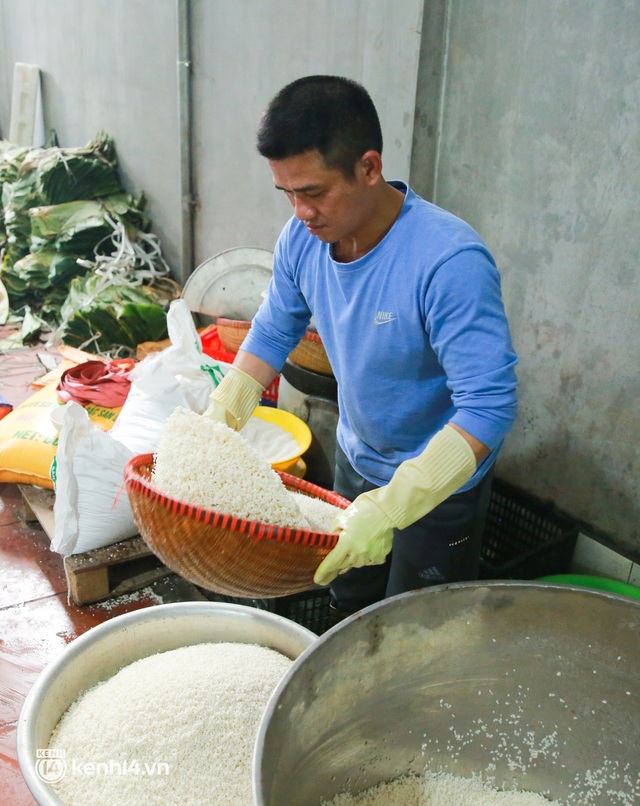 Làng bánh chưng nổi tiếng Hà Nội ngày cận Tết: Thợ gói bánh chạy đua với thời gian, chưa đầy 30 giây xong một chiếc bánh - Ảnh 3.