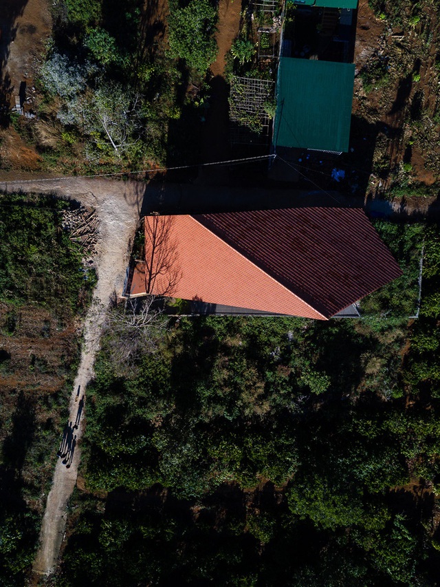 Nhà mái ngói hình lá sầu riêng của đôi vợ chồng trẻ miền Trung lên Đắk Nông lập nghiệp, đạt giải Bạc Kiến trúc Quốc gia 2021 - Ảnh 4.