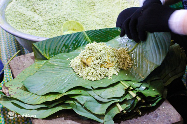 Làng bánh chưng nổi tiếng Hà Nội ngày cận Tết: Thợ gói bánh chạy đua với thời gian, chưa đầy 30 giây xong một chiếc bánh - Ảnh 5.