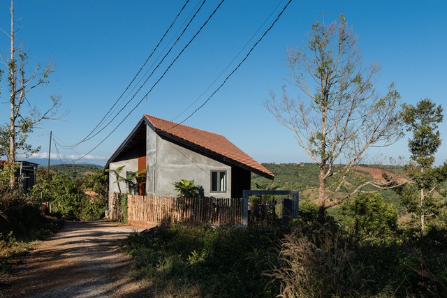 Nhà mái ngói hình lá sầu riêng của đôi vợ chồng trẻ miền Trung lên Đắk Nông lập nghiệp, đạt giải Bạc Kiến trúc Quốc gia 2021 - Ảnh 7.