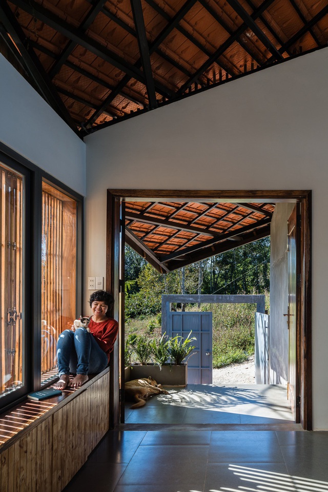Nhà mái ngói hình lá sầu riêng của đôi vợ chồng trẻ miền Trung lên Đắk Nông lập nghiệp, đạt giải Bạc Kiến trúc Quốc gia 2021 - Ảnh 10.