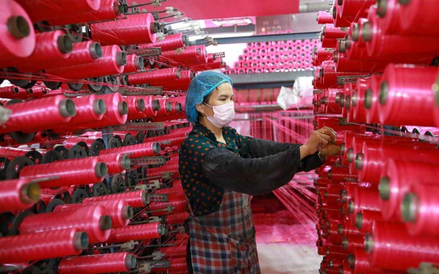 Công nhân làm việc tại một xưởng sản xuất vật liệu nhựa ở Giang Tô, Trung Quốc. Ảnh Reuters