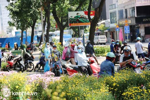 ẢNH: Sau khi tiểu thương ở Sài Gòn vứt bỏ hoa ế, nhiều người dân tranh thủ đến xin đất, lượm hoa mang về trưa 29 Tết - Ảnh 14.