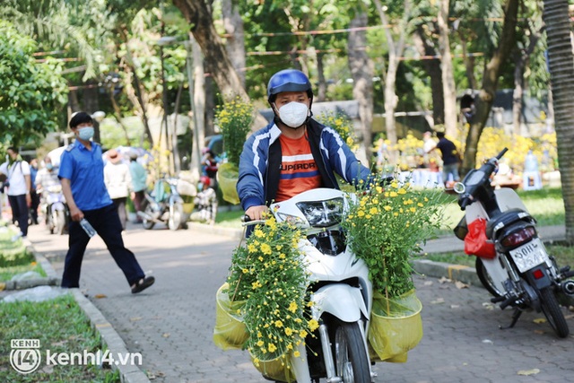 ẢNH: Sau khi tiểu thương ở Sài Gòn vứt bỏ hoa ế, nhiều người dân tranh thủ đến xin đất, lượm hoa mang về trưa 29 Tết - Ảnh 15.