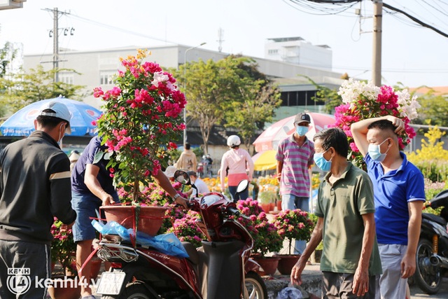 ẢNH: Sau khi tiểu thương ở Sài Gòn vứt bỏ hoa ế, nhiều người dân tranh thủ đến xin đất, lượm hoa mang về trưa 29 Tết - Ảnh 16.
