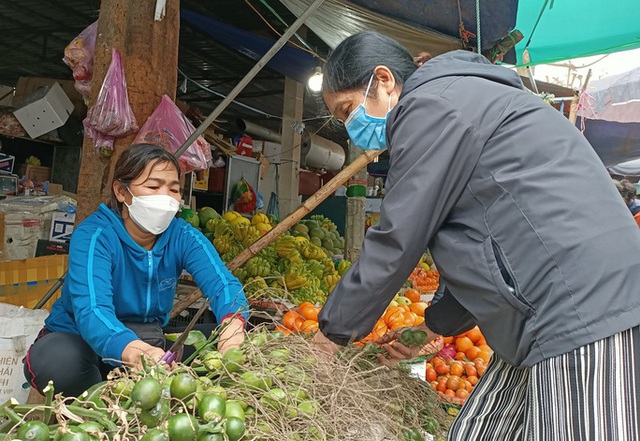 Hoa quả thờ cúng giá cao chót vót ngày 29 Tết, dân vẫn đổ xô đi mua - Ảnh 4.