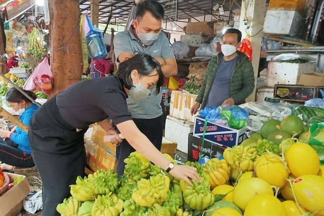 Hoa quả thờ cúng giá cao chót vót ngày 29 Tết, dân vẫn đổ xô đi mua - Ảnh 6.