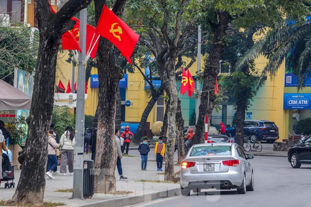  Phố phường Hà Nội đỏ thắm màu cờ ngày 29 Tết  - Ảnh 7.