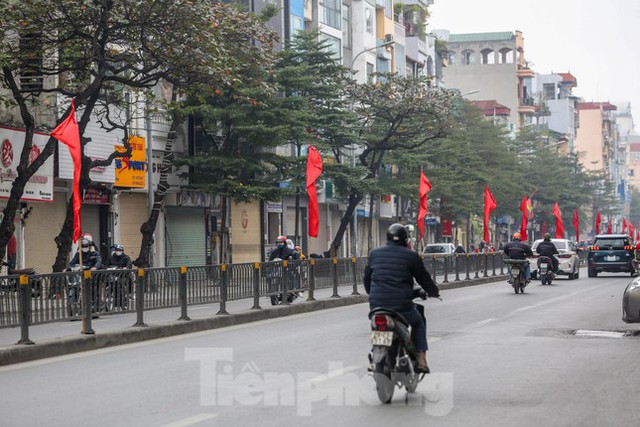  Phố phường Hà Nội đỏ thắm màu cờ ngày 29 Tết  - Ảnh 10.