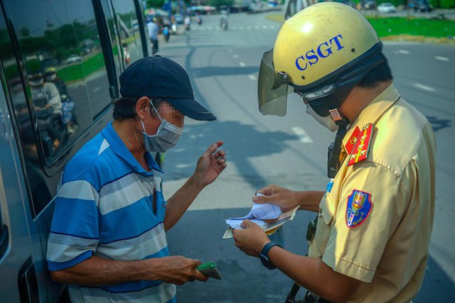  Công an TPHCM mở cao điểm xử phạt ô tô kinh doanh dịch vụ vận tải  - Ảnh 3.