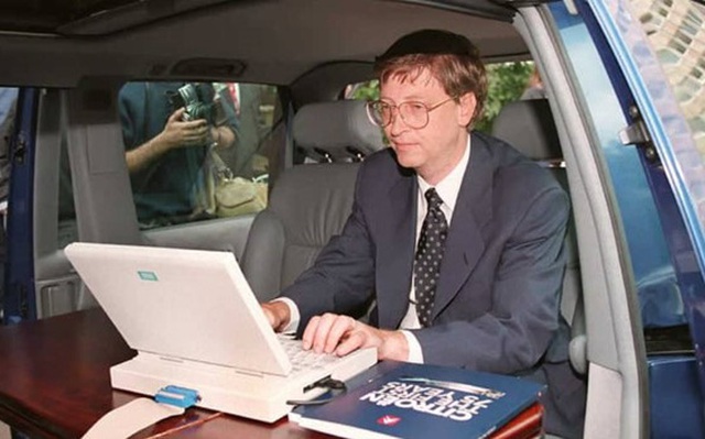 Bill Gates - chủ tịch tập đoàn Microsoft chạy hệ điều hành Windows 95 trong ô tô trước buổi họp báo ở Paris ngày 4/9/2015 (Ảnh: Michael Gangne ​​| Getty Images)