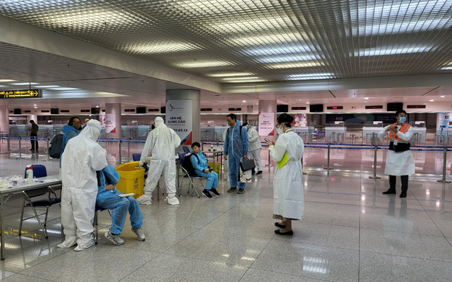 Tổ chức lấy mẫu xét nghiệm hành khách nhập cảnh tại sân bay Tân Sơn Nhất.  Ảnh: HCDC