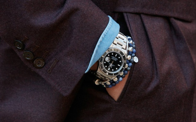 Một chiếc đồng hồ Rolex Submariner kết hợp với vòng tay màu xanh lam