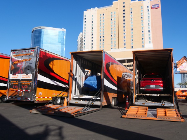 Hình ảnh gian hàng VinFast trước giờ khai màn CES 2022: 5 mẫu xe đã sẵn sàng, VinFast phủ sóng tại Las Vegas - Ảnh 1.