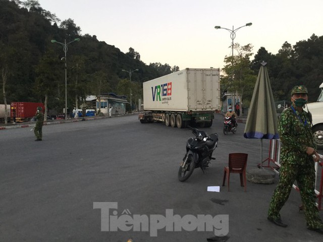 Đề nghị tạm dừng đưa hàng hóa lên cửa khẩu Lạng Sơn - Ảnh 2.