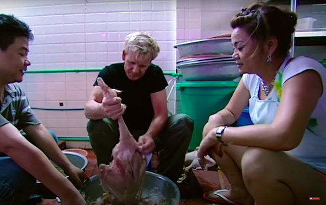 Gordon Ramsay từng đến Hà Nội xin công thức ngan quay bí truyền, bị chị chủ quán nói 1 câu “tắt điện” luôn - Ảnh 2.