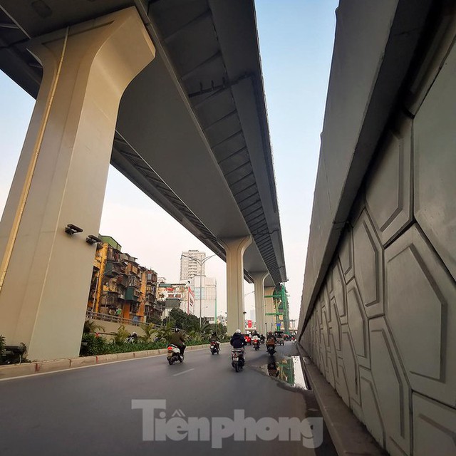  Cận cảnh nhịp cầu cạn cao nhất nội đô đang được thi công tại Hà Nội  - Ảnh 2.