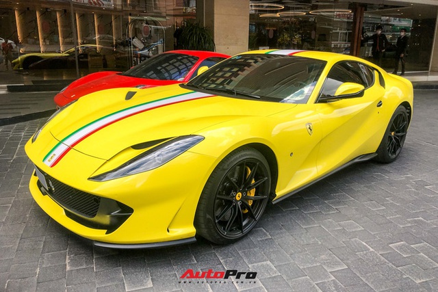 Thiếu gia 9X Hà Nội tậu hàng hiếm Ferrari 812 Superfast với ngoại thất dị, garage còn chiếc Rolls-Royce Cullinan Black Badge gây chú ý - Ảnh 6.