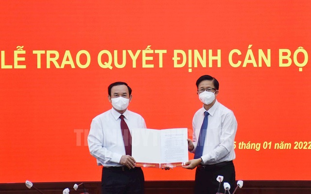 Ông Phạm Đức Hải (bên phải) nhận quyết định làm Phó trưởng ban Tuyên giáo Thành ủy TPHCM (Ảnh: Thành ủy TPHCM).