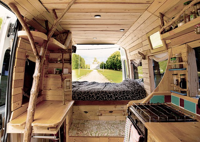 Cặp vợ chồng thiết kế nhà di động từ một chiếc xe van, dùng tới 90% các vật liệu tái chế, vi vu cả thế giới mà vẫn tiết kiệm chi phí - Ảnh 3.