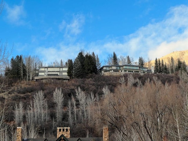 Khám phá bên trong những ngôi nhà triệu đô trên Núi tỷ phú của Aspen: Khu dân cư dành cho giới siêu giàu, Jeff Bezos cũng mua nhà cho bố mẹ tại đây - Ảnh 1.