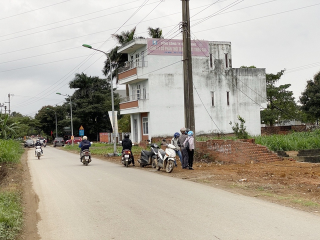 Bén duyên đầu tư BĐS, bà chủ quán trà đá 65 tuổi sở hữu trong tay nhiều bất động sản hàng chục tỷ đồng, bán trà đá cho vui - Ảnh 1.