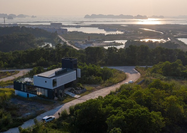  Chưa từng có tại Việt Nam: Biệt thự “đá chồng” hơn 10 tỷ đồng trên sườn đồi đảo Tuần Châu - Ảnh 2.