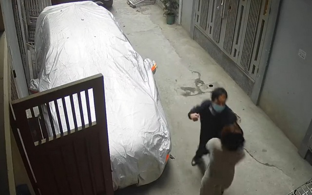 Người đàn ông "tung chưởng" đánh người phụ nữ vì tranh cãi chỗ đỗ xe