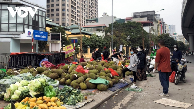 Trái cây xuất khẩu “giải cứu” nằm la liệt phố Hà Nội - Ảnh 4.